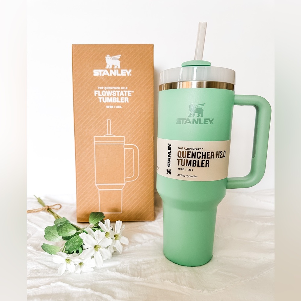 NEW Stanley 40oz Tumbler Quencher
H2.0 Flowstate Jade